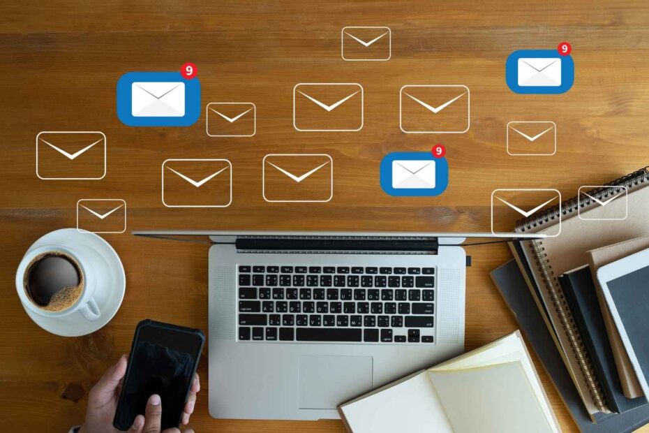 Så ökar du försäljningen av mobilprodukter med e-postmarknadsföring Konkurrensen i mobilbranschen är tuff. Nya modeller släpps varje månad, priser pressas och kunder byter varumärken snabbt. Men det finns en kanal som fortfarande ger hög ROI, särskilt inom konsumentelektronik: e-postmarknadsföring. Att skicka nyhetsbrev till dina kunder är ett av de mest effektiva sätten att driva trafik till din webbutik, skapa återkommande köp och bygga lojalitet. I den här artikeln går vi igenom hur du använder e-postmarknadsföring för att öka försäljningen av mobiltelefoner, tillbehör och abonnemang – steg för steg. 1. Samla in rätt kontakter – lagligt och strategiskt Det första steget är att bygga upp en kvalitativ e-postlista. Det handlar inte om att skaffa så många adresser som möjligt, utan om att samla in rätt personer: de som är intresserade av det du säljer. Tips: Erbjud rabatt på första köpet i utbyte mot e-postadress Lägg till en checkbox vid köp: “Ja, jag vill få tips och erbjudanden” Ha en tydlig CTA på startsidan: “Få senaste nyheterna först” Kom ihåg: enligt GDPR måste du ha aktivt samtycke från varje kontakt. 2. Design spelar roll Mobilkunder är vana vid snygga gränssnitt. Ett nyhetsbrev som ser ut som ett internt dokument från 2003 kommer inte att få många klick. Designtips: Använd bilder av hög kvalitet Ha tydliga knappar med CTA som “Se erbjudande”, “Köp nu”, “Läs mer” Anpassa alltid för mobil – de flesta öppnar mejl i telefonen Håll enhetlig färg och typografi med din webbutik Ett bra sätt att komma igång är att använda ett verktyg för att skicka nyhetsbrev till dina kunder där du enkelt kan skapa snygga mallar, segmentera mottagare och följa upp statistik. 3. Segmentera din lista När du skickar samma nyhetsbrev till alla, pratar du i praktiken med ingen. Dina kunder har olika behov, beteenden och intressen – och det är där segmentering kommer in. En student som letar billigaste abonnemanget har helt andra förväntningar än en företagskund som köper tillbehör till hela teamet. Genom att dela upp din mottagarlista i tydliga segment kan du anpassa innehållet och öka träffsäkerheten rejält. Exempel på smarta segment Här är några vanliga sätt att dela in din nyhetsbrevslista – beroende på vad du säljer och vem du vänder dig till: iPhone-användare: Skicka nyheter om iOS-tillbehör, Apple Watch, MagSafe-produkter m.m. Android-användare: Erbjud kablar, laddare, skal och kampanjer anpassade för deras enhet Studenter: Lyft prisvärda abonnemang, studentrabatter och kampanjer inför skolstart Företagskunder: Fokusera på volymköp, serviceavtal, garantier och produktivitetstillbehör Tidigare köp: Segmentera efter vad kunden redan handlat: t.ex. mobilskal, laddare, trådlösa hörlurar, smartwatch etc. Föreslå kompletterande produkter eller tillbehör 4. Skapa innehåll som säljer – utan att kännas säljigt Bra nyhetsbrev handlar inte bara om erbjudanden. De bygger också relation och förtroende. Innehåll som fungerar för mobilbranschen: “5 smarta tillbehör för din nya Samsung” “Så förlänger du batteritiden på din iPhone” “Missa inte våra sommarerbjudanden – upp till 30 % rabatt” “Nyhet! Smartwatch som håller koll på din träning och sömn” Tänk på att nyhetsbrev inte behöver vara långa – men de ska alltid ha en tydlig länk till något mer: ett produktkort, en landningssida, en kampanj. 5. Automatisera – och spara tid Du behöver inte skriva varje mejl manuellt. Med rätt verktyg kan du skapa automatiska utskick som går när en kund: Lämnar varukorgen utan att slutföra köp Har födelsedag Har varit inaktiv i 90 dagar Har köpt en viss produkt – och kanske behöver tillbehör Automatiserade flöden är nyckeln till att öka försäljningen utan att öka arbetsbördan. 6. Mät vad som fungerar – och skruva till det Att skicka nyhetsbrev handlar inte bara om att nå ut – det handlar om att lära sig vad som verkligen fungerar. Genom att mäta rätt saker kan du finjustera innehållet och öka både räckvidd och effekt över tid. Följ upp nyckeltal efter varje utskick Här är några viktiga mätpunkter att hålla koll på: Öppningsfrekvens – hur många öppnar brevet? Tips: Testa olika ämnesrader, utskickstider och avsändarnamn. Klickfrekvens (CTR) – hur många klickar på länkarna i brevet? Tips: Använd tydliga knappar, korta texter och starka call to actions. Konverteringsgrad – hur många gör det du vill (anmäler sig, laddar ner, köper)? Tips: Följ upp med UTM-spårning eller länka till kampanjsidor med mätbara mål. Avprenumerationer – signalerar om något i innehållet, frekvensen eller tonen inte landade rätt. Tips: Om många hoppar av efter ett visst utskick – gå tillbaka och analysera vad som stack ut. Testa, jämför och lär (A/B-testning) Testning är ett kraftfullt verktyg för att förstå vad som faktiskt ger effekt. Här är några enkla A/B-tester du kan göra: Två olika ämnesrader Exempel: A: "3 snabba tips för höstens kampanjplanering" B: "Planera smartare i höst – så gör proffsen" Kort vs. långt innehåll Testa en version med bara de viktigaste punkterna mot en som innehåller mer kontext, berättelser eller exempel. Placering av bilder Bild ovanför text kan dra ögat till innehållet, medan bild till höger ibland passar bättre för mobilanvändning. Tydlig kampanj vs. redaktionell ton Vad reagerar din målgrupp mest på – ett konkret erbjudande eller ett informativt, redaktionellt upplägg? Analysera trender över tid Enstaka utskick säger en del – men mönstren över tid är det som gör skillnad. Skapa en rutin där du varje månad eller kvartal sammanfattar: Vilka ämnesrader ger bäst öppningar? Vilka ämnen får flest klick? När under veckan öppnar flest mottagare? Vilket innehåll får positiva (eller negativa) svar? Med tiden får du en unik innehållsprofil för just din målgrupp – och kan fatta beslut baserade på fakta, inte magkänsla. Extra tips: Skapa ett enkelt kalkylark för att logga resultat över tid Använd taggar i din nyhetsbrevsplattform för att följa upp målgrupper Skicka ibland en fråga direkt till läsarna – t.ex. “Vad vill du läsa mer om?” Titta inte bara på siffror – läs svaren om du får dem. Kvalitativ feedback är guld värd